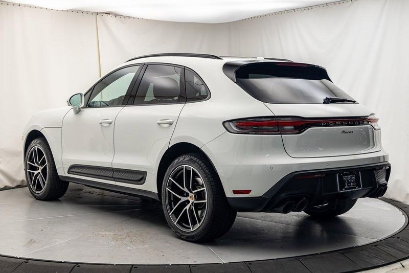 2024 Porsche Macan BaseImage 3