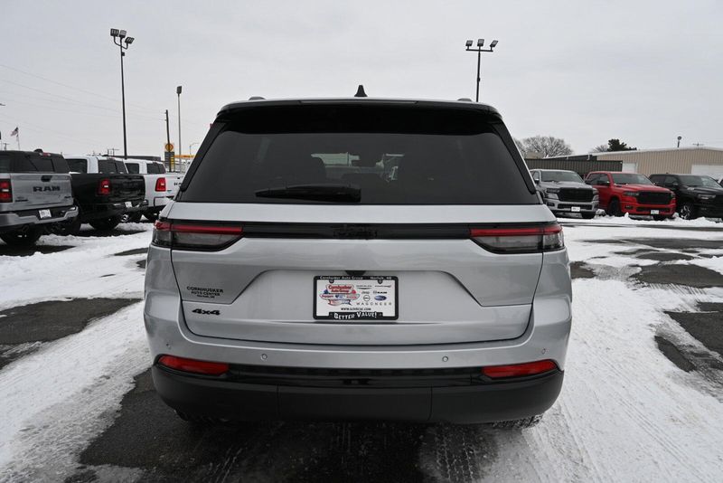 2025 Jeep Grand Cherokee Altitude XImage 9