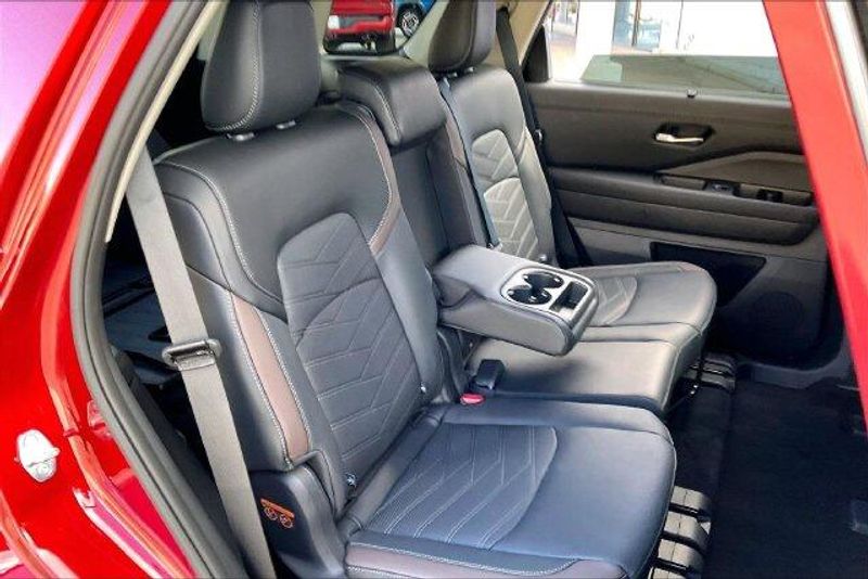 Used 2025 Nissan Pathfinder PlatinumImage 26