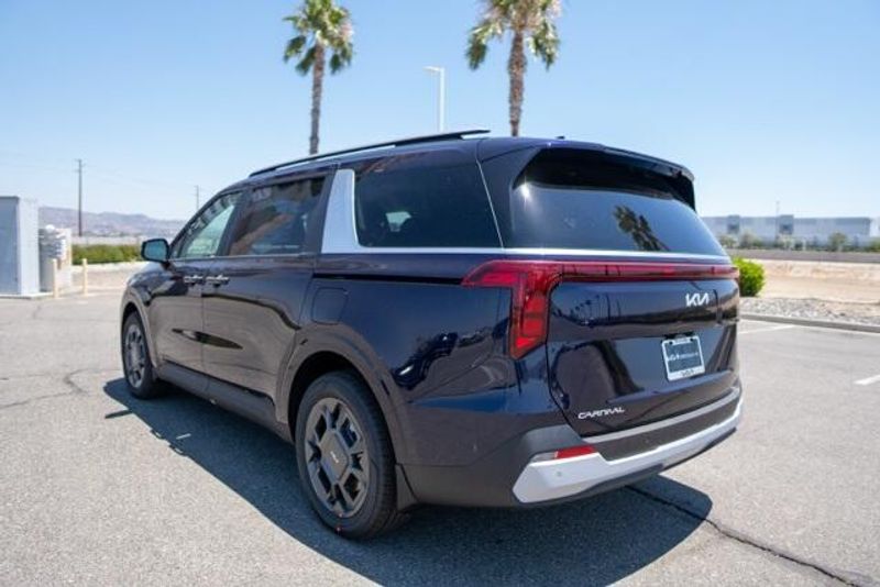 New 2026 Kia Carnival Hybrid EXImage 5