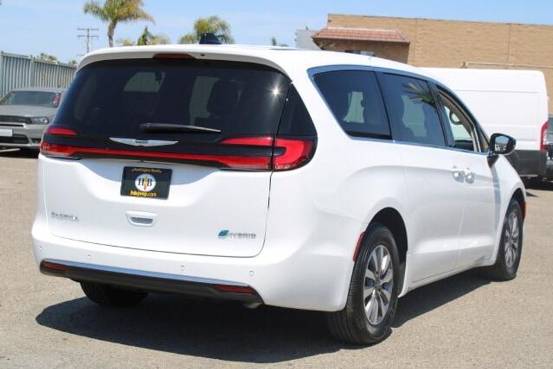 2024 Chrysler Pacifica Hybrid SelectImage 5