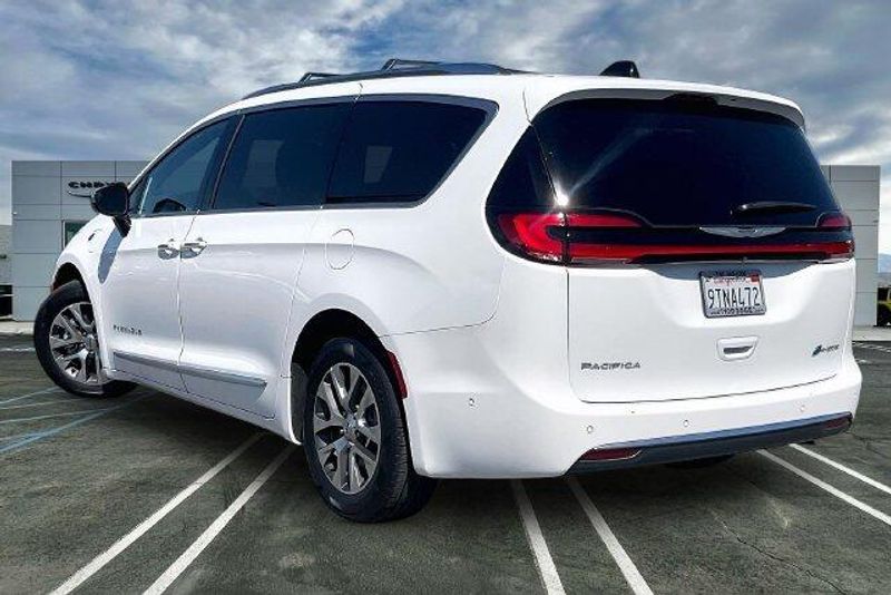 Used 2023 Chrysler Pacifica Hybrid PinnacleImage 10