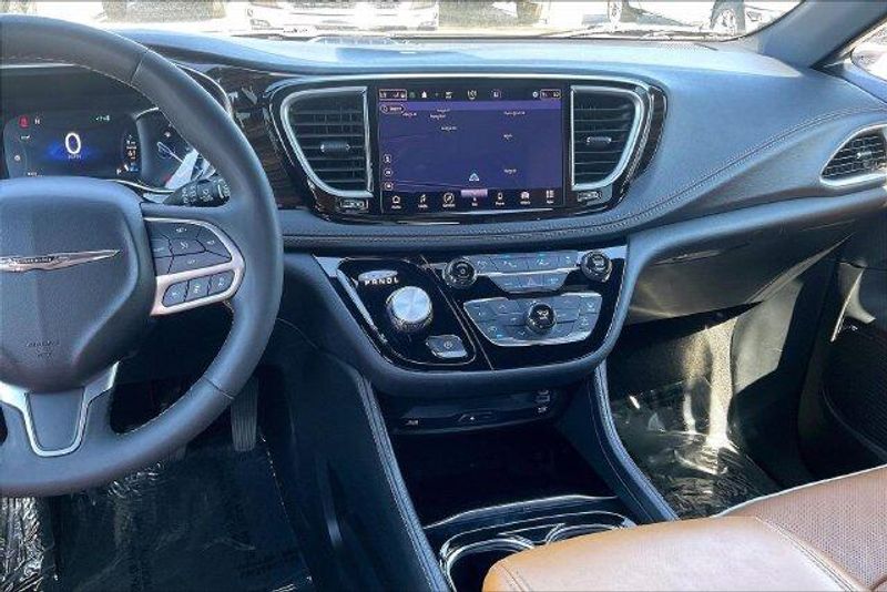 Used 2023 Chrysler Pacifica Hybrid PinnacleImage 5