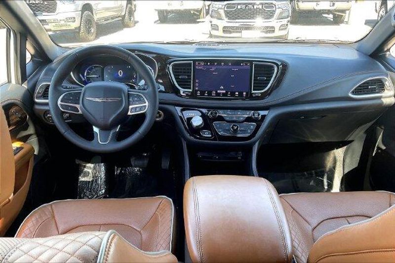 Used 2023 Chrysler Pacifica Hybrid PinnacleImage 15