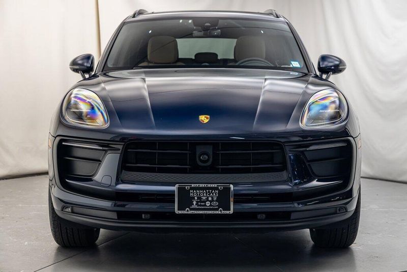 2022 Porsche Macan BaseImage 8