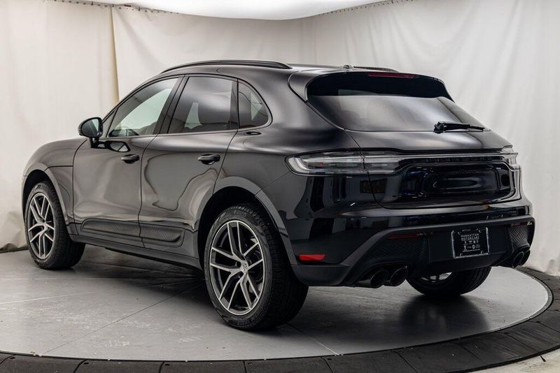 2024 Porsche Macan BaseImage 3