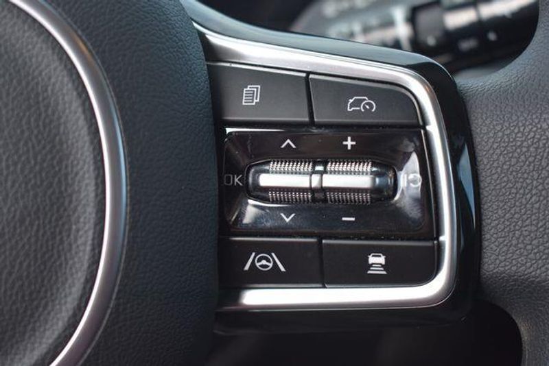 New 2025 Kia Sorento LXImage 24