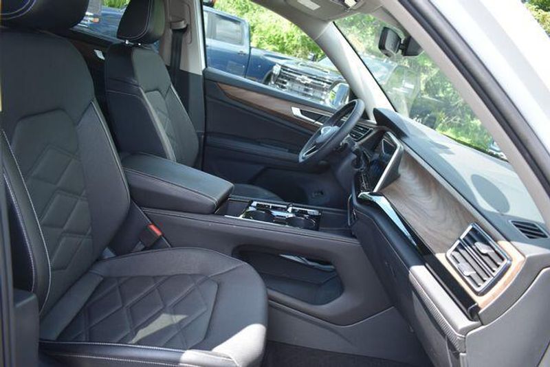 Used 2024 Volkswagen Atlas 2.0T SE w/TechnologyImage 12