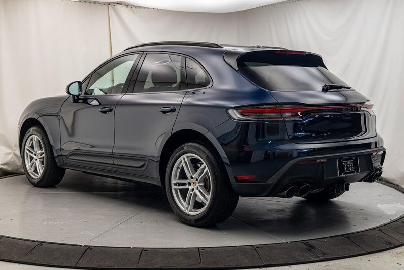 2022 Porsche Macan BaseImage 3