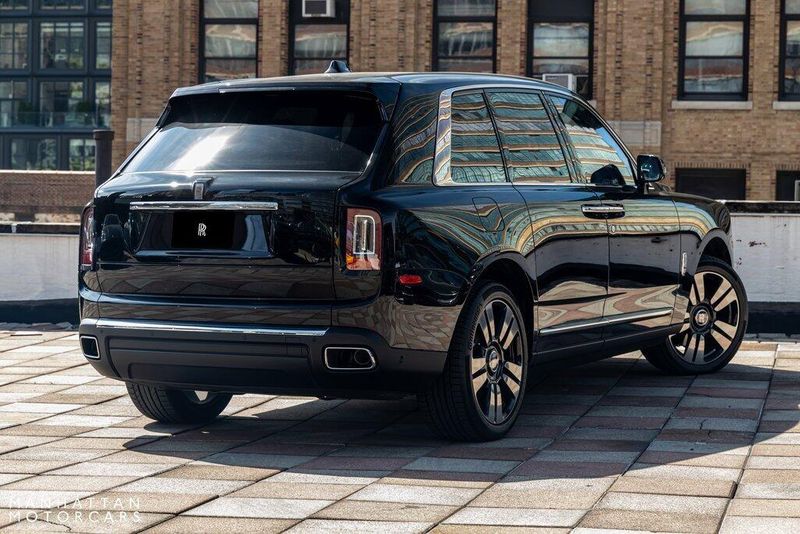 2023 Rolls-Royce Cullinan BaseImage 2