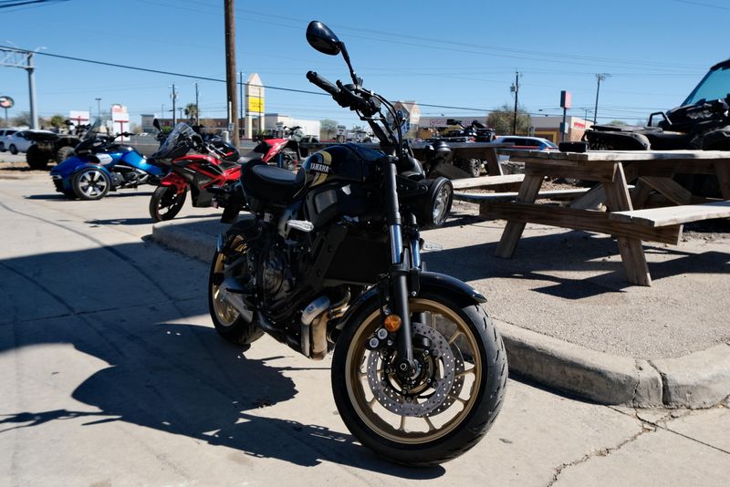 2025 YAMAHA XSR700 RAVEN 