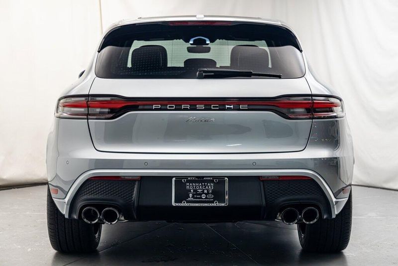 2025 Porsche Macan BaseImage 4