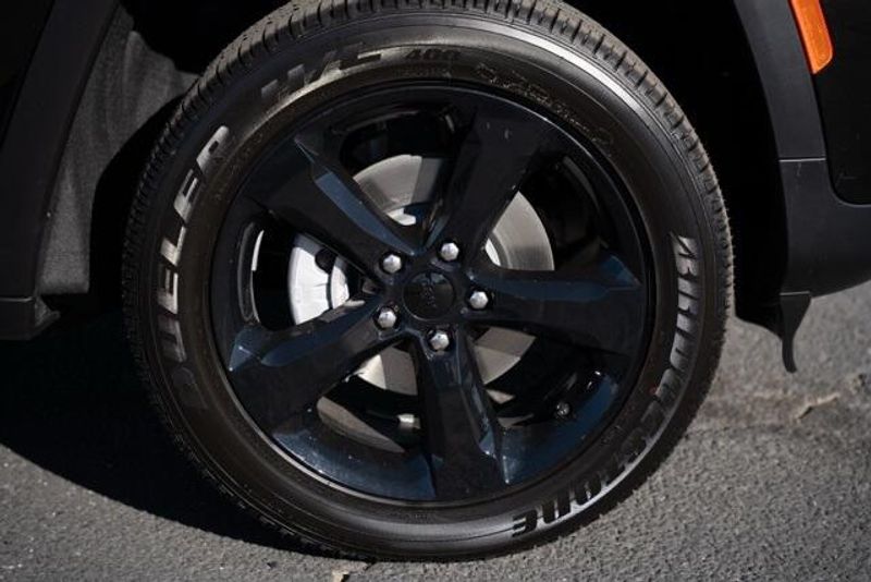 New 2025 Jeep Grand Cherokee Altitude XImage 9