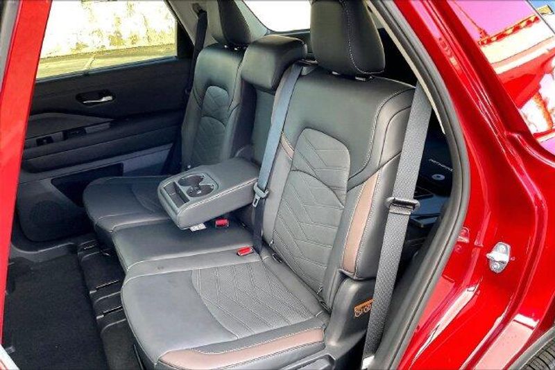 Used 2025 Nissan Pathfinder PlatinumImage 25