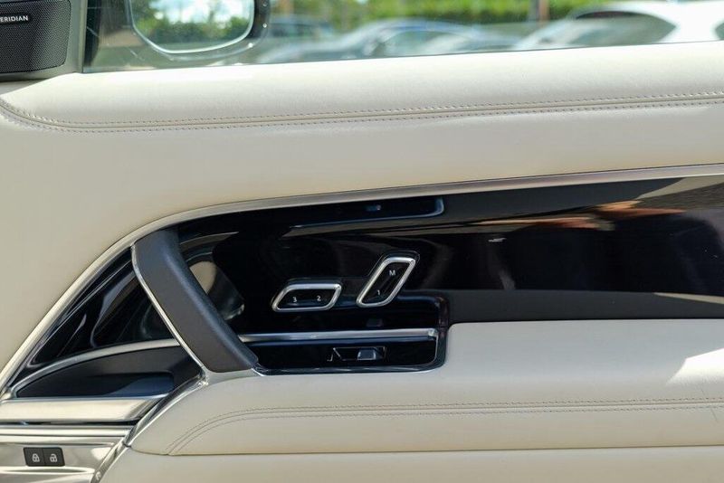 2023 Land Rover Range Rover SE photo 30