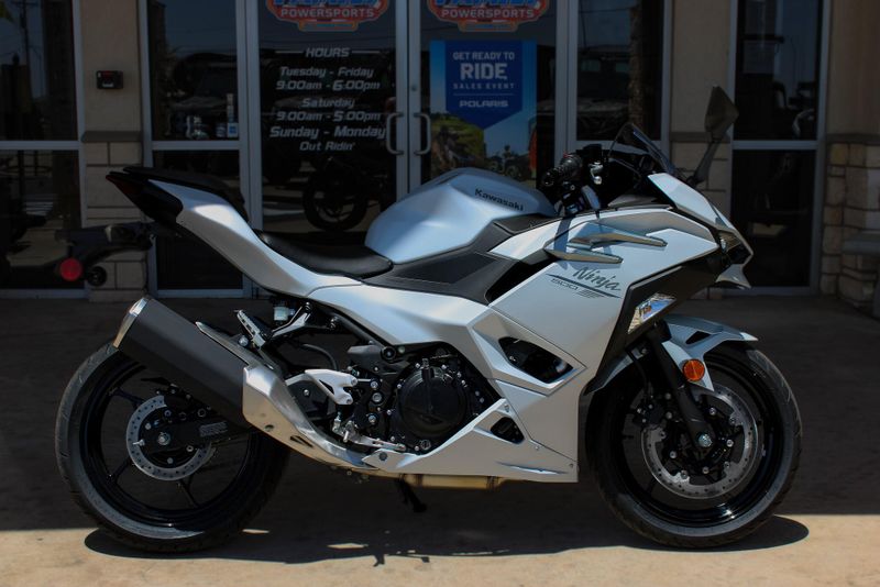 2025 KAWASAKI NINJA 500 METALLIC MATTE WHITISH SILVER AND METALLIC MOONDUST GRAY 