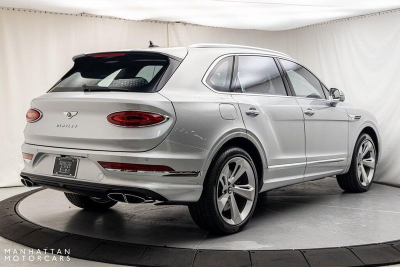 2024 Bentley Bentayga V8Image 3