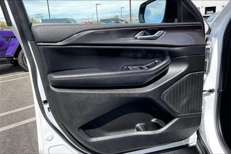 Used 2023 Jeep Grand Cherokee L AltitudeImage 21