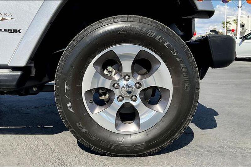 Used 2018 Jeep Wrangler JK SaharaImage 7