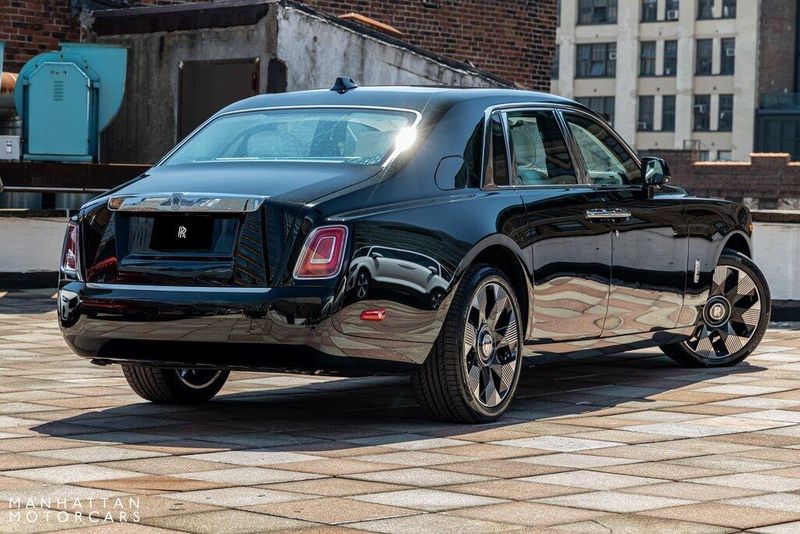 2024 Rolls-Royce Phantom Image 2