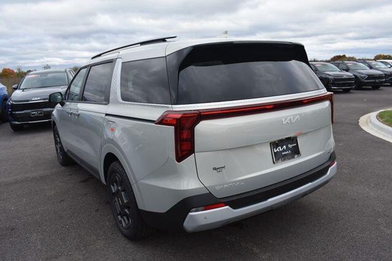 New 2026 Kia Carnival Hybrid EXImage 6