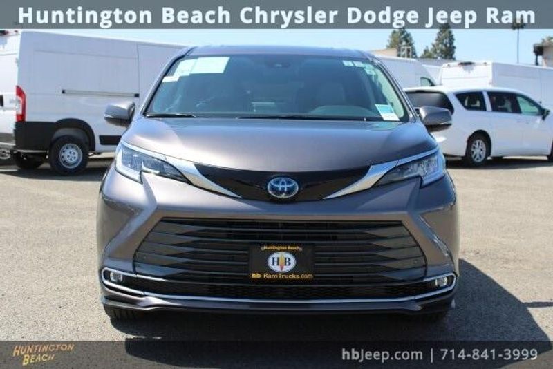 2023 Toyota Sienna LimitedImage 2