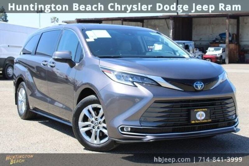 2023 Toyota Sienna LimitedImage 1