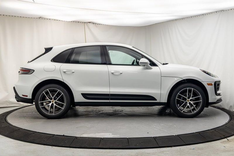 2025 Porsche Macan BaseImage 6