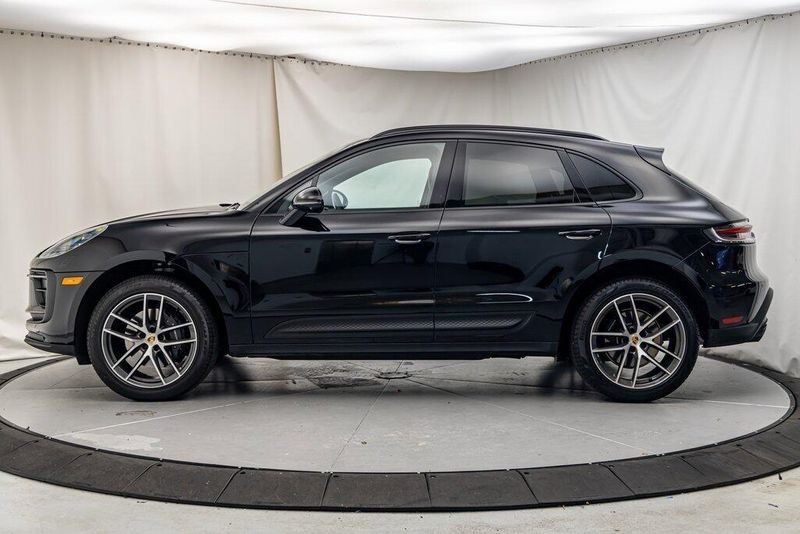 2024 Porsche Macan BaseImage 2