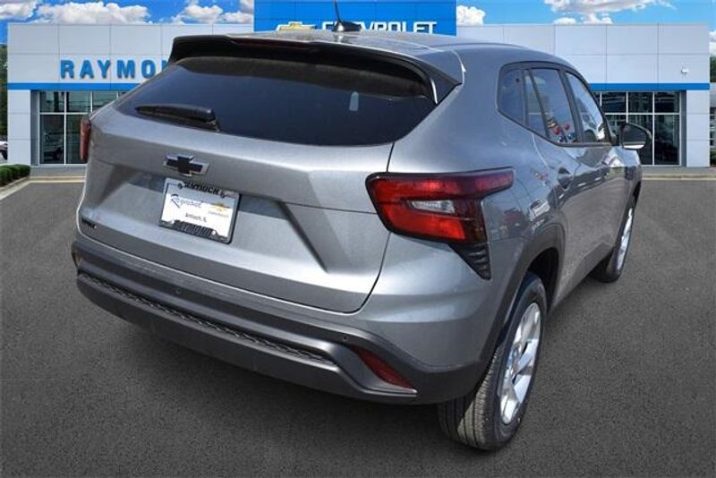 2025 Chevrolet Trax LSImage 3