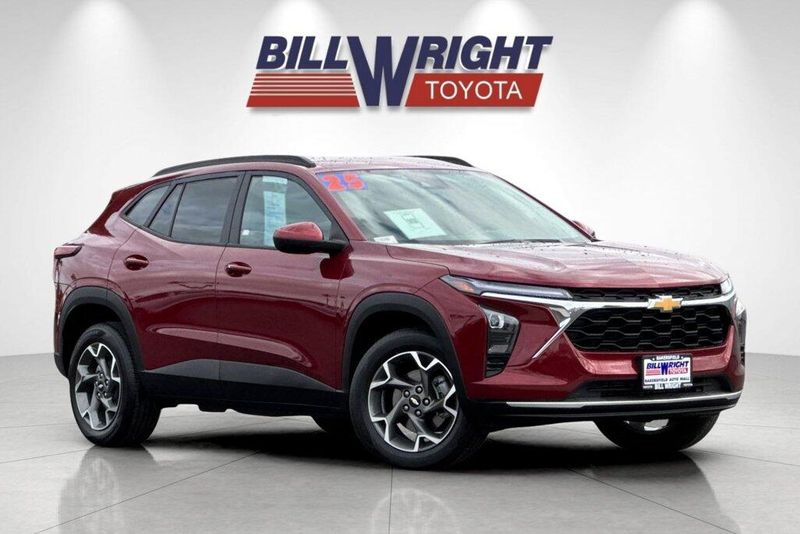 Used 2025 Chevrolet Trax LTImage 1