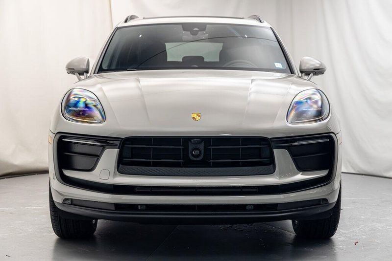 2025 Porsche Macan BaseImage 8