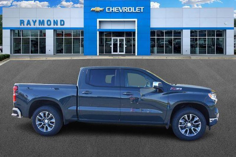 New 2025 Chevrolet Silverado 1500 LTImage 2