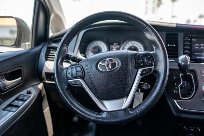 2019 Toyota Sienna SEImage 16