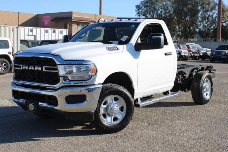 2023 RAM 3500 Chassis Cab Tradesman/SLTImage 13