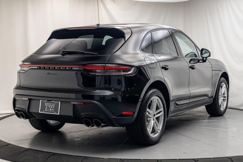 2025 Porsche Macan BaseImage 5