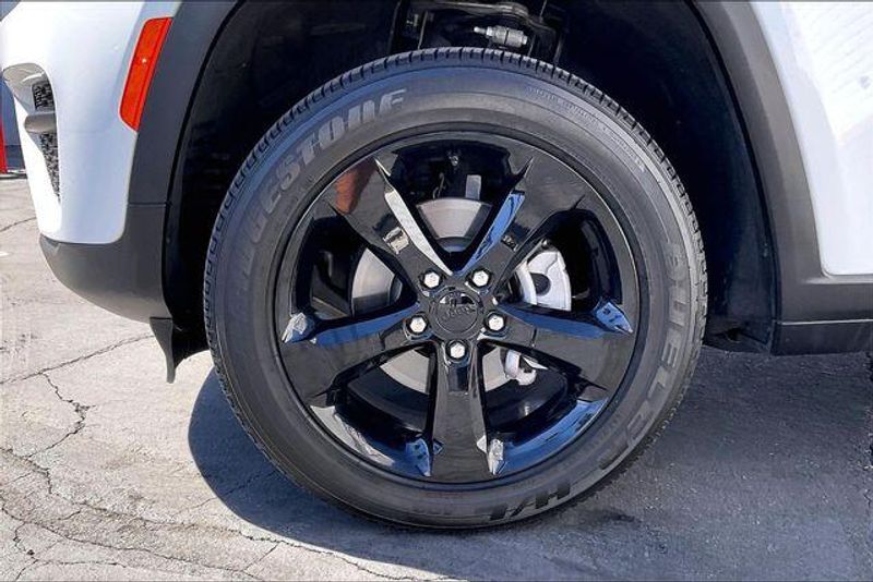 Used 2025 Jeep Grand Cherokee Altitude XImage 8