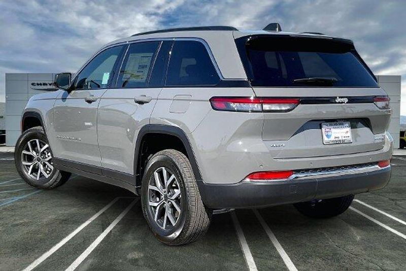 New 2027 Jeep Grand Cherokee Laredo X 4x4Image 2