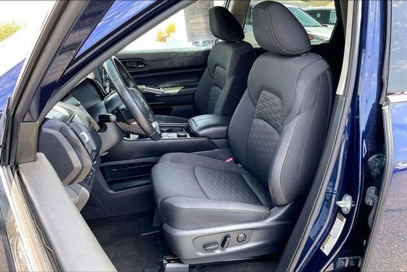 Used 2025 Nissan Pathfinder SVImage 24
