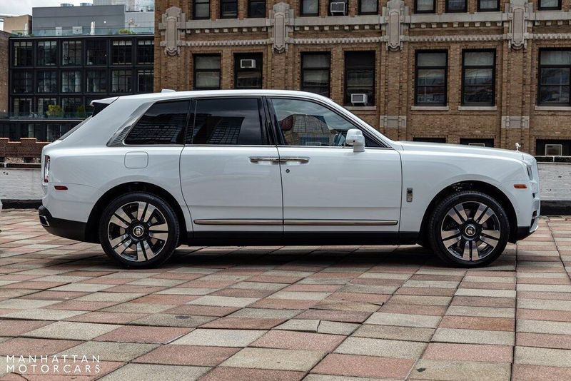 2024 Rolls-Royce Cullinan Silver BadgeImage 3