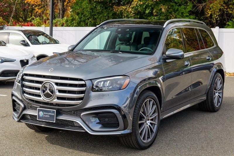 2025 Mercedes Benz GLS 450 4MATIC photo 3