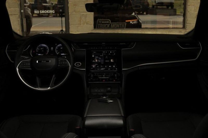 2025 Jeep Grand Cherokee LaredoImage 8