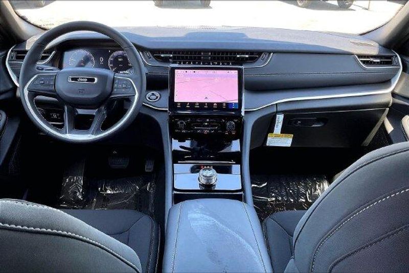 New 2027 Jeep Grand Cherokee Laredo X 4x4Image 4