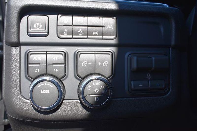 New 2026 Chevrolet Suburban PremierImage 30