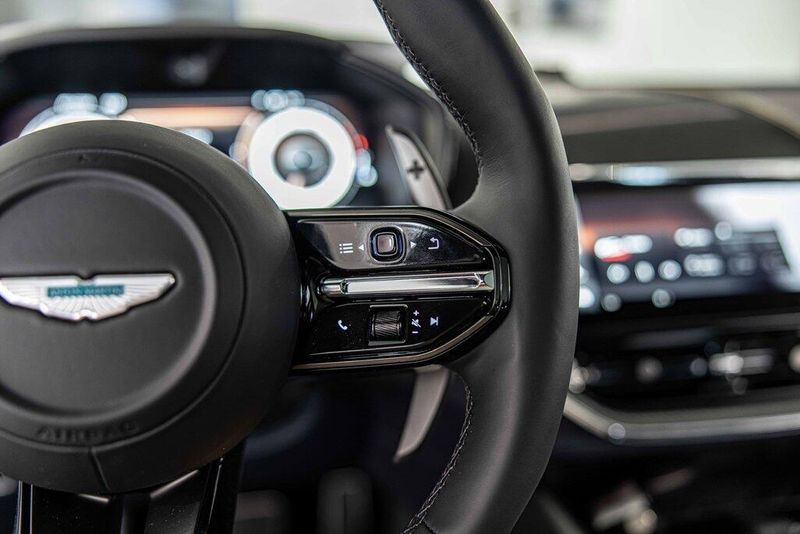 2025 Aston Martin DBX photo 27