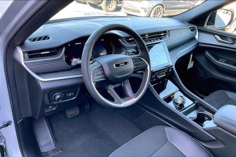 New 2025 Jeep Grand Cherokee L Altitude 4x2Image 6