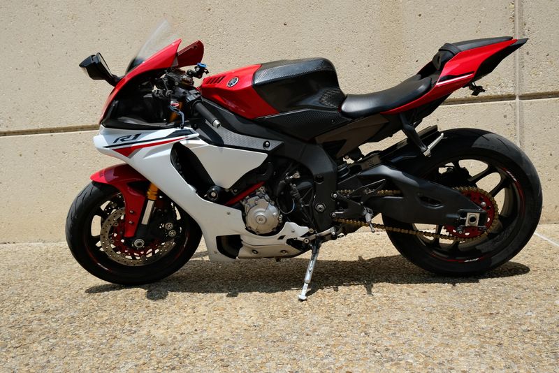 2015 YAMAHA YZFR1 RED AND WHITE 