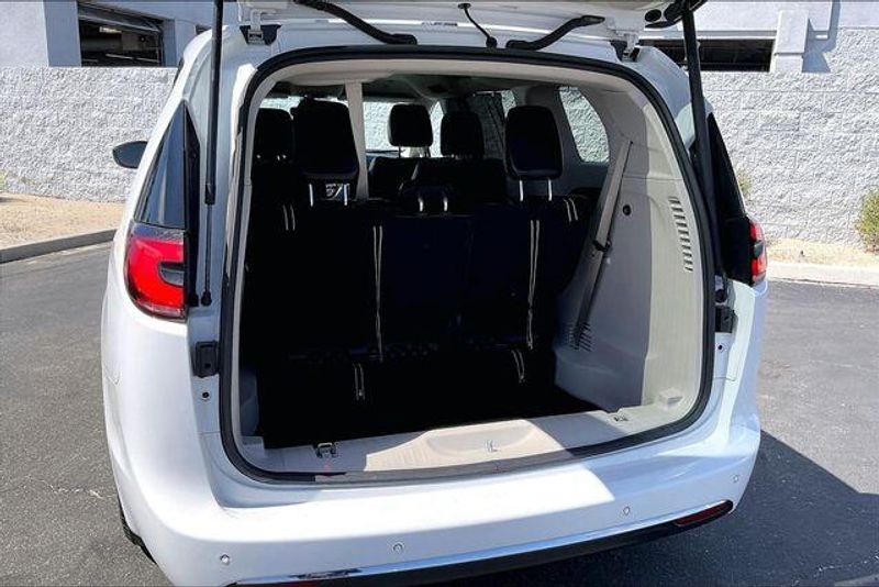 Used 2023 Chrysler Pacifica Touring LImage 34