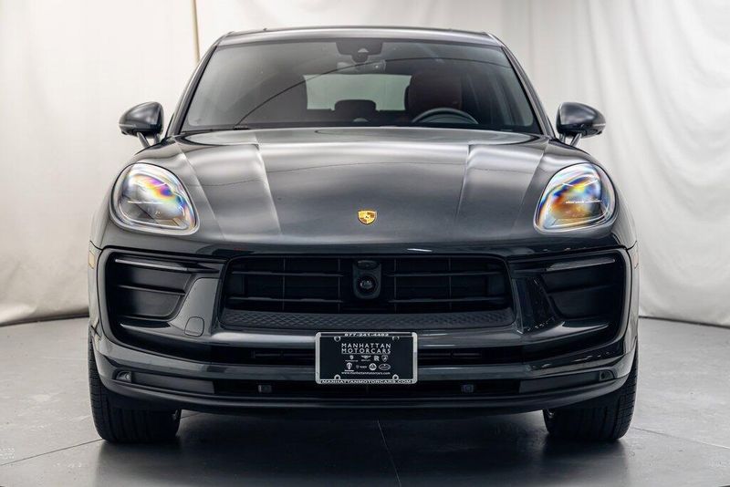 2024 Porsche Macan BaseImage 8