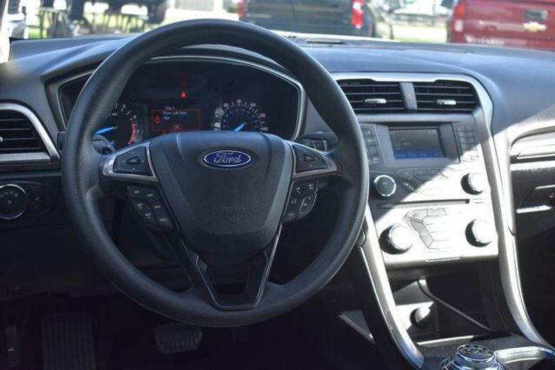 Used 2017 Ford Fusion SEImage 18